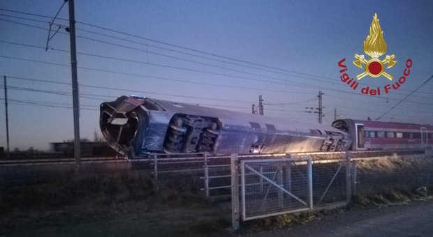 Treno Frecciarossa deraglia a Lodi: morti due ferrovieri, 28 feriti. «Motrice finita su una palazzina»
