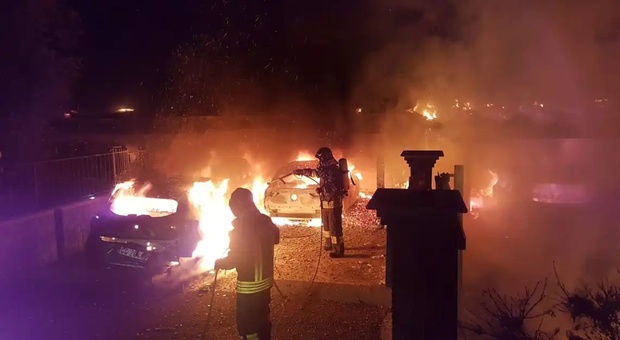 Incendio in un parcheggio privato, sei auto distrutte dalle fiamme a Torrice