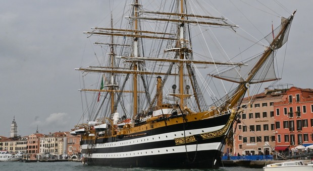La nave scuola Amerigo Vespucci, visite aperte al pubblico