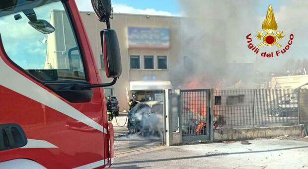Osimo, un'auto va in fiamme nel parcheggio di un capannone: paura durante il pranzo