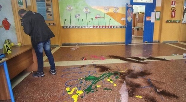 Napoli, sesto raid in 4 mesi alla scuola Flavio Gioia: rubati gli ultimi due computer, atti di vandalismo | Foto