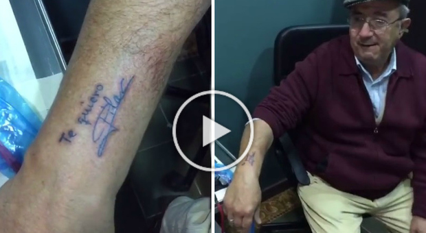 Fa il primo tatuaggio a 71 anni: è una dedica della moglie morta. Ecco cosa c'è scritto