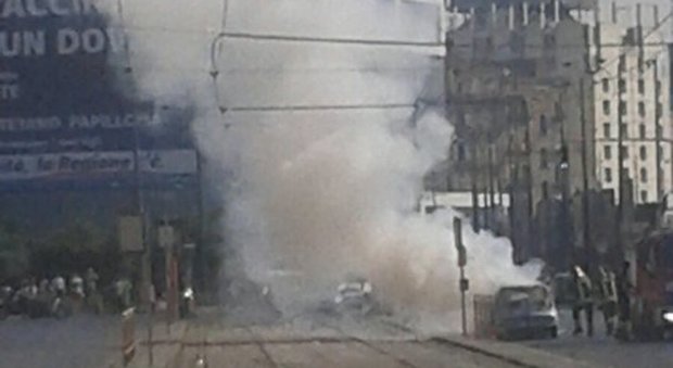 Autovettura prende fuoco nei pressi del porto di Napoli