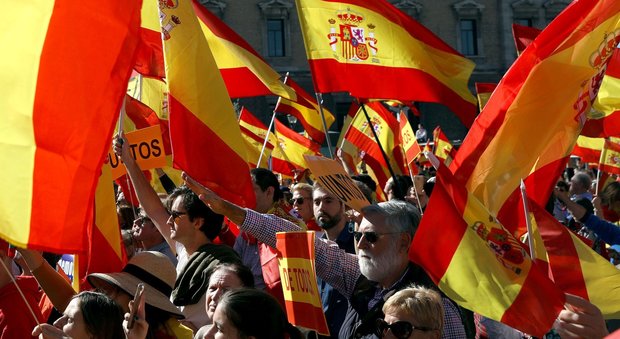 Catalogna, il premier belga esclude l'asilo per Puigdemont. Corteo unionista a Barcellona