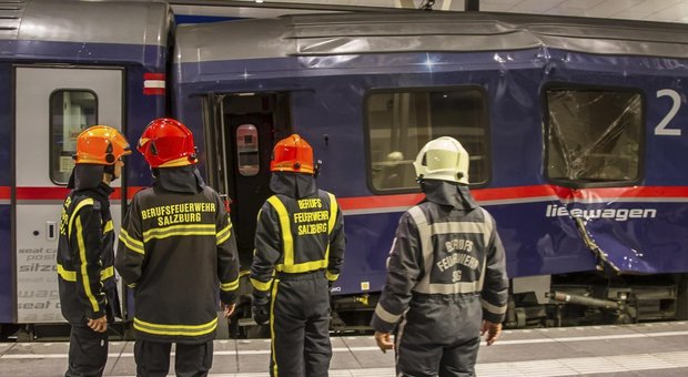 I soccorritori sul luogo dello scontro ferroviario di giovedì alla stazione di Salisburgo, in Austria