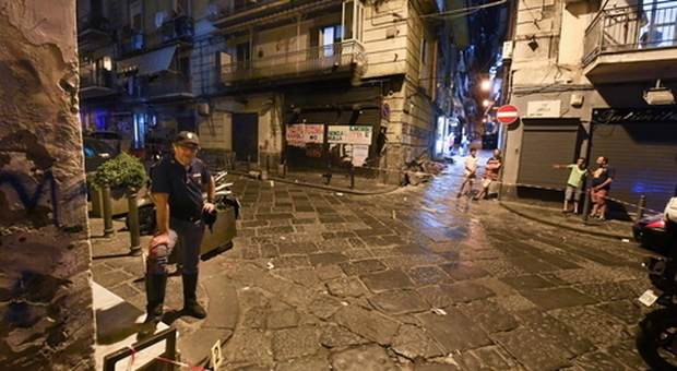 Napoli, ferita nella stesa mentre era affacciata al balcone: «E adesso ho paura di tornare a casa»