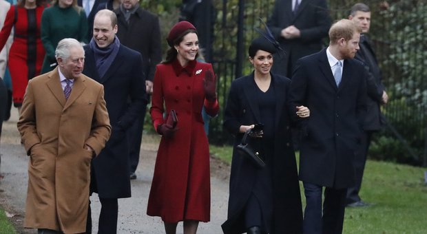 Natale in famiglia per i reali inglesi, ma il principe Filippo dà forfait. Sorrisi e scherzi tra Meghan e Kate