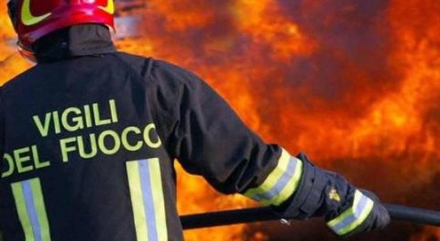 Appicca il fuoco a un capanno vicino a una casa: arrestata una 58enne