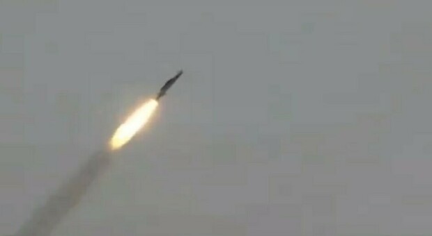 Iran, ecco il missile Paveh: ha una portata di 1.650 km, può colpire Israele. Poi minaccia Trump: «Vogliamo ucciderlo»