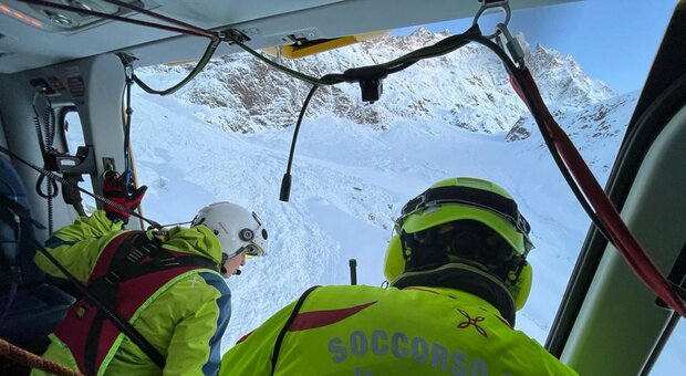 Valanga sul Monviso travolge quattro alpinisti, in tre scavano con le pale per salvare l'amico. Recuperati dal soccorso alpino