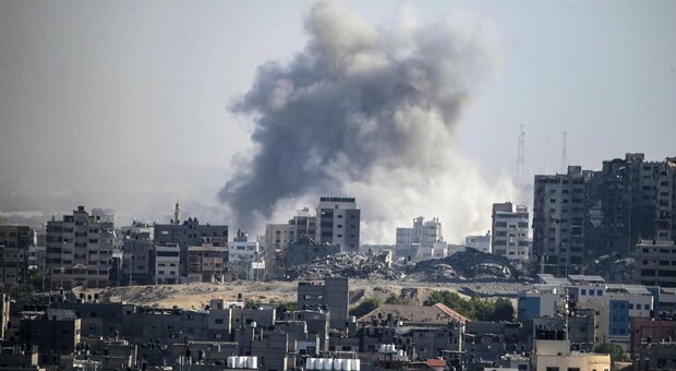 Guerra Israele Hamas, razzo colpisce base Unifil in Libano, nessun ferito. Truppe e tank al confine con Gaza, monito dell'Iran
