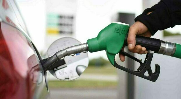 Benzina, il prezzo sale: al self costa 1,911 euro al litro, oltre 2 al servito. È il più alto da sei mesi