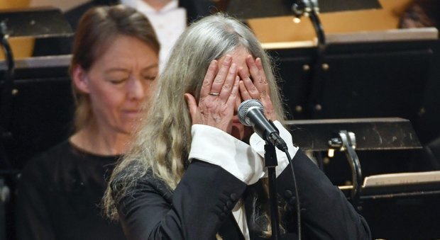 Nobel, la cerimonia di assegnazione: standing ovation per Dylan assente, Patti Smith canta e si commuove