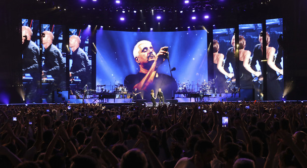 Napoli, la lunga notte di Pino Daniele: il concerto evento al San Paolo. Tanti tributi, le donne le migliori