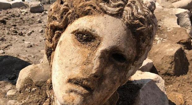 Roma, ritrovata testa di una divinità durante gli scavi, Raggi: «È una meraviglia»