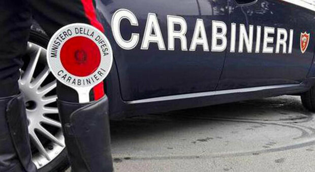 Roma, alla guida senza patente fugge ad un controllo e minaccia di morte i carabinieri: in auto due dosi di cocaina