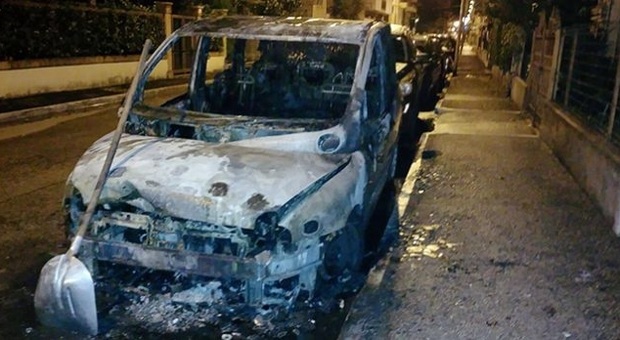 San Benedetto, bruciava le auto di agenti e vigili: preso il piromane