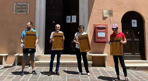 Rieti, donate al Comune di Montopoli sei bacheche in legno realizzate artigianalmente
