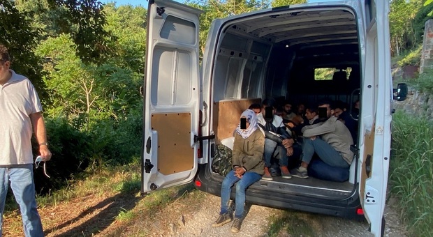 Il furgone con i migranti subito dopo l'apertura