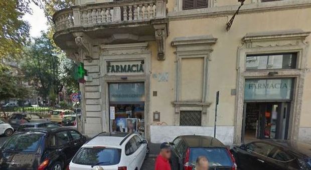 Roma, rapina in una farmacia a Campo dei Fiori: farmacista accoltellato alla schiena