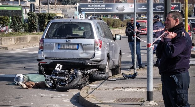 Milano, si schianta in moto e vola contro auto parcheggiata: muore ragazzo di 23 anni