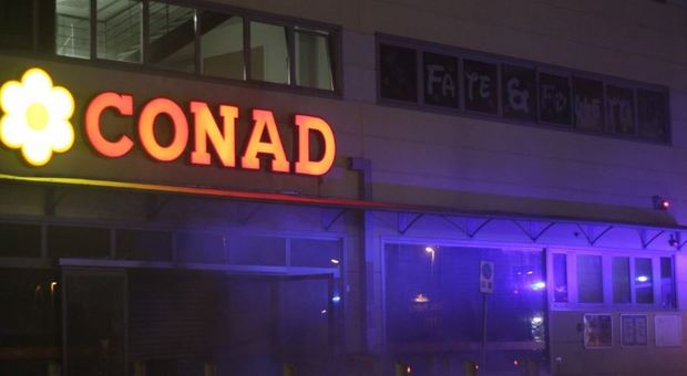 Terrore al Conad di sera: rapinatore armato di pistola minaccia di morte i clienti e fugge con i soldi