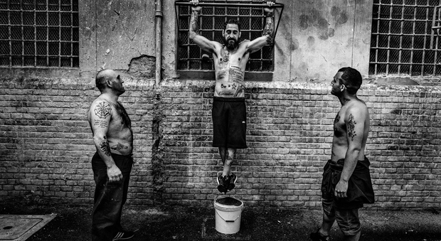 «Una sconfinata solitudine di massa»: le carceri italiane nel libro fotografico "Prigionieri" di Valerio Bispuri