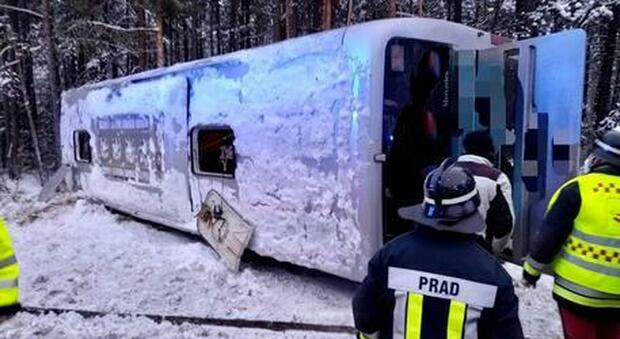 Scuolabus si ribalta sulla neve: 2 studenti feriti