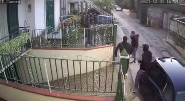 Roccapiemonte, ladri ripresi in un video: ecco la gang che colpisce nell'Agro