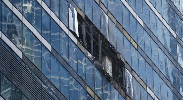Droni su Mosca, nuovo attacco nella notte: colpito un grattacielo di uffici