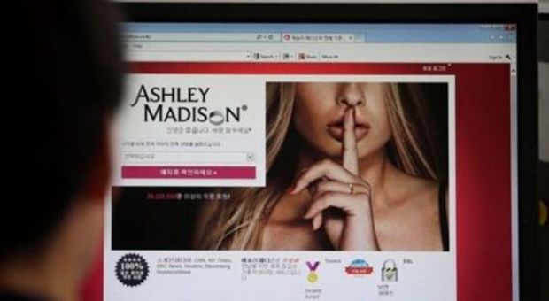 Ashley Madison, hackerato il sito dei tradimenti per sposati: 37 milioni di infedeli a rischio