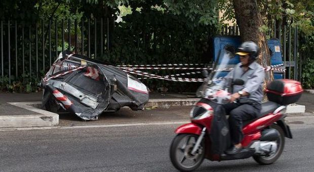 Roma, auto in fuga dalla polizia si ribalta e travolge scooter: due morti
