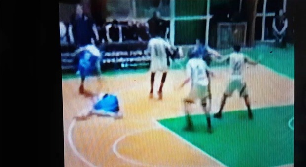 Palestrina-Napoli Basket: il video del pugno di Rizzitiello a Malagoli