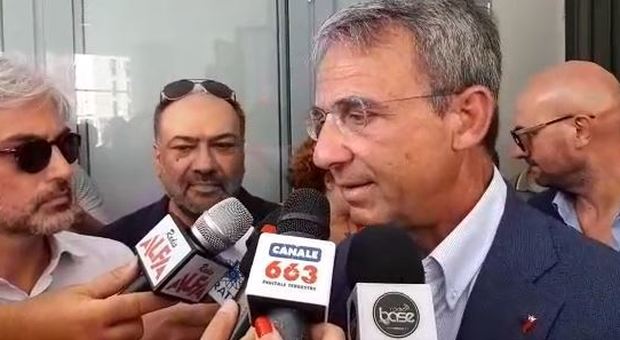 Blitz del ministro Costa a Battipaglia: «Cabina di regia per l'emergenza»