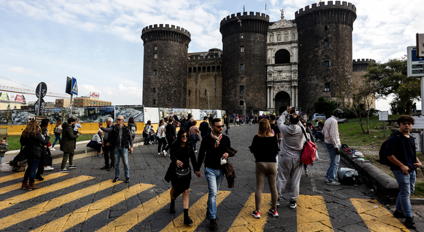 Dai ristoranti ai musei, folla di turisti a Napoli: «Finito l'incubo Covid»