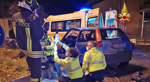 Incidente all'alba a Cavallino: auto contro il cordolo di cemento della rotonda, ferita una donna