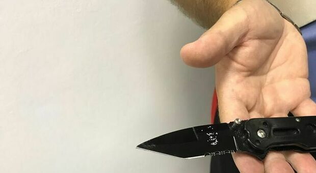 Gira con un coltello con due lame: 35ennne denunciato a Napoli
