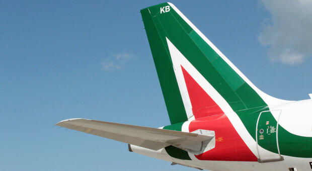 Alitalia, via a 2.723 licenziamenti: gli assistenti di volo ora sperano in Ita, pronta ad assorbirne una parte