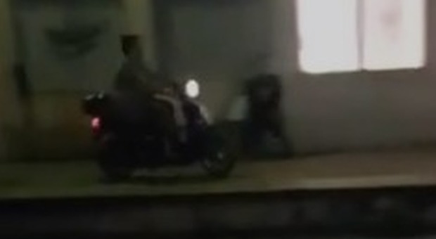 Napoli, a spasso con lo scooter sulla banchina della stazione Cumana