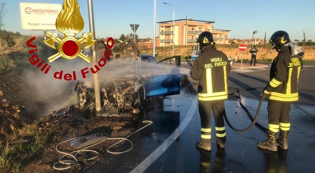 Perugia, c'è chi non sta a casa e finisce contro un palo: auto in fiamme