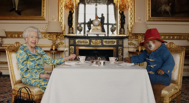 Giubileo, la regina Elisabetta prende un té con l'orso Paddington: l'esilarante sketch prima del concerto
