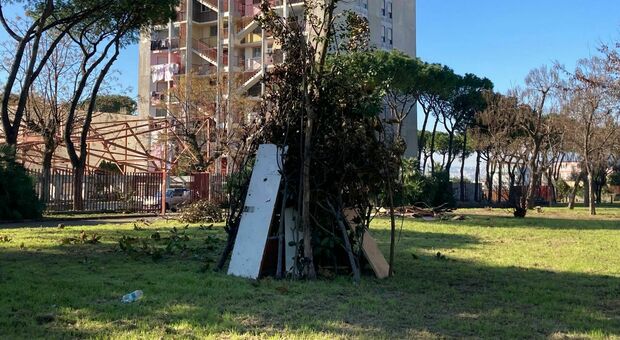 Fucarazzo di Sant'Antonio a Napoli, scempio nel parco di Ponticelli: ecco la pira di rifiuti di mobili
