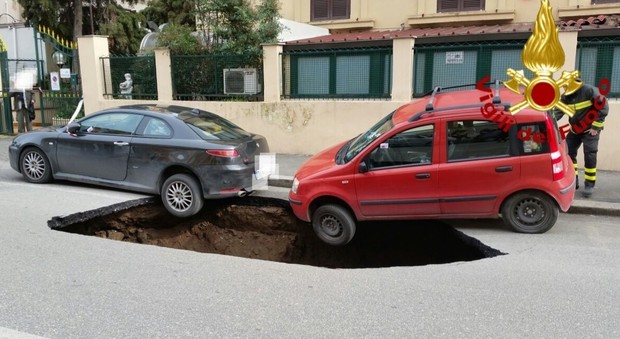 Roma sprofonda, voragine si apre sull'Appia: due auto in bilico