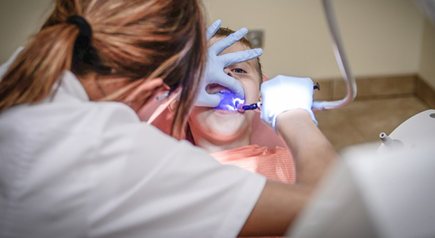 Denti, un gel li proteggerà contro la carie: è un prodotto dalle ghiandole salivari