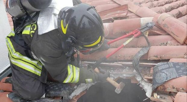 Udine: Incendio a Talmassons, fiamme sul tetto di un'abitazione