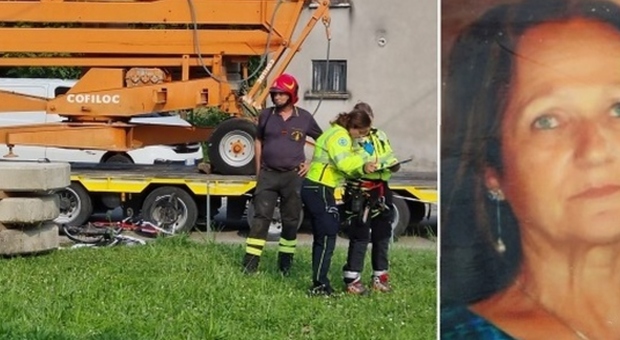 Donna in bici travolta e uccisa da un carico di cemento caduto da un camion