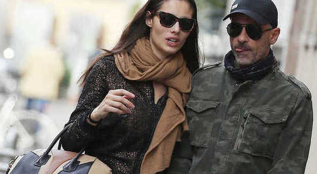 Eros Ramazzotti e Marica, passeggiata a Milano con Raffaella sul monopattino