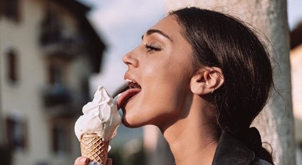 Cecilia Rodriguez su Instagram mentre mangia un gelato, i fan si dividono
