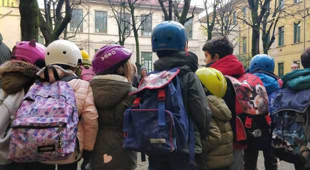 immagine Milano, alunni in classe con il casco all'elementare Stoppani