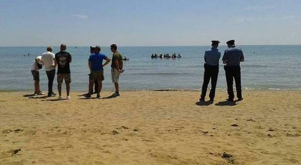 Scappano alla polizia per evitare i controlli: venditori abusivi per ore restano in mare sotto il sole